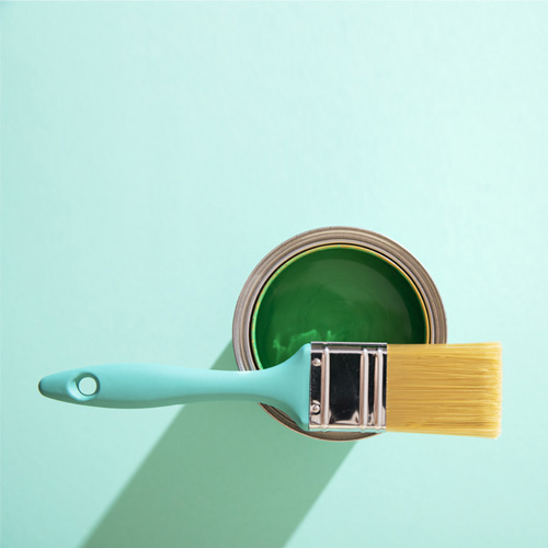 Pincel sobre lata de tinta verde aberta